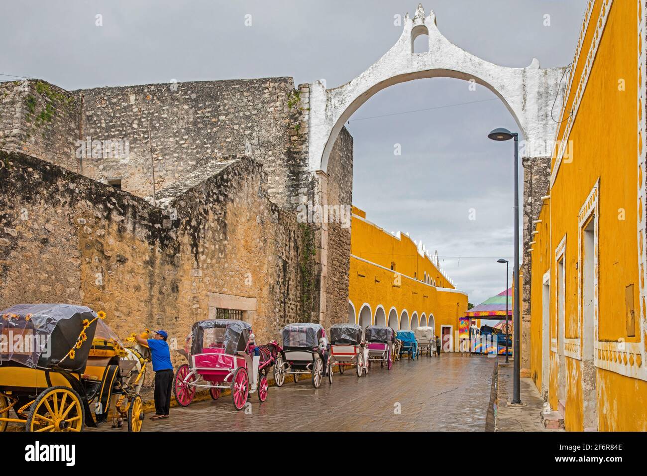 Cavalli e carrozze in attesa di turisti al Convento de San Antonio de Padova, monastero francescano nella Città gialla di Izamal, Yucatán, Messico Foto Stock