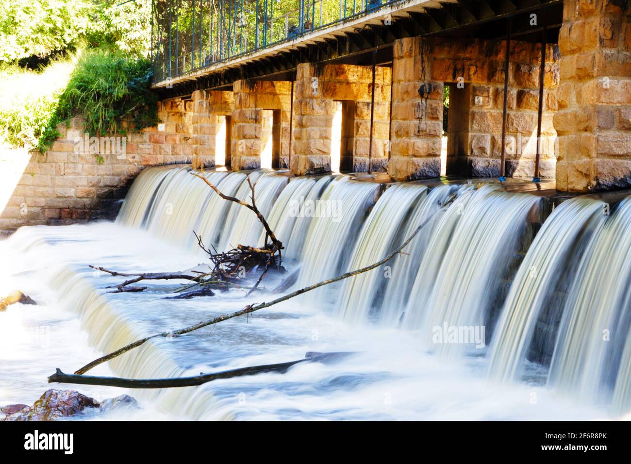 una cascata che scorre attraverso le colonne di pietra Foto Stock