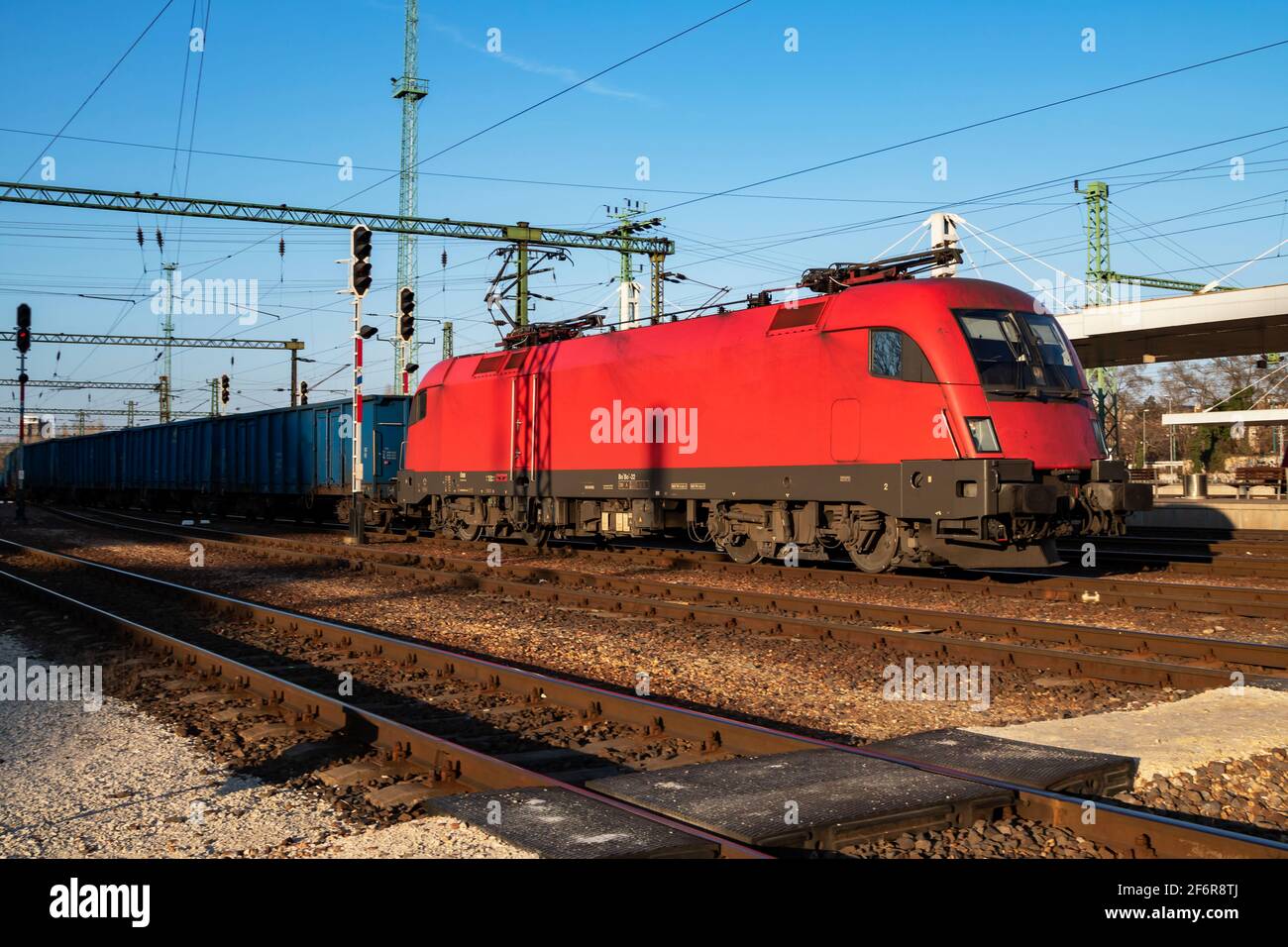Locomotiva senza titolo alla stazione ferroviaria. Vista della pista della piattaforma. Trasporto internazionale. Trasporto di carichi. Foto Stock