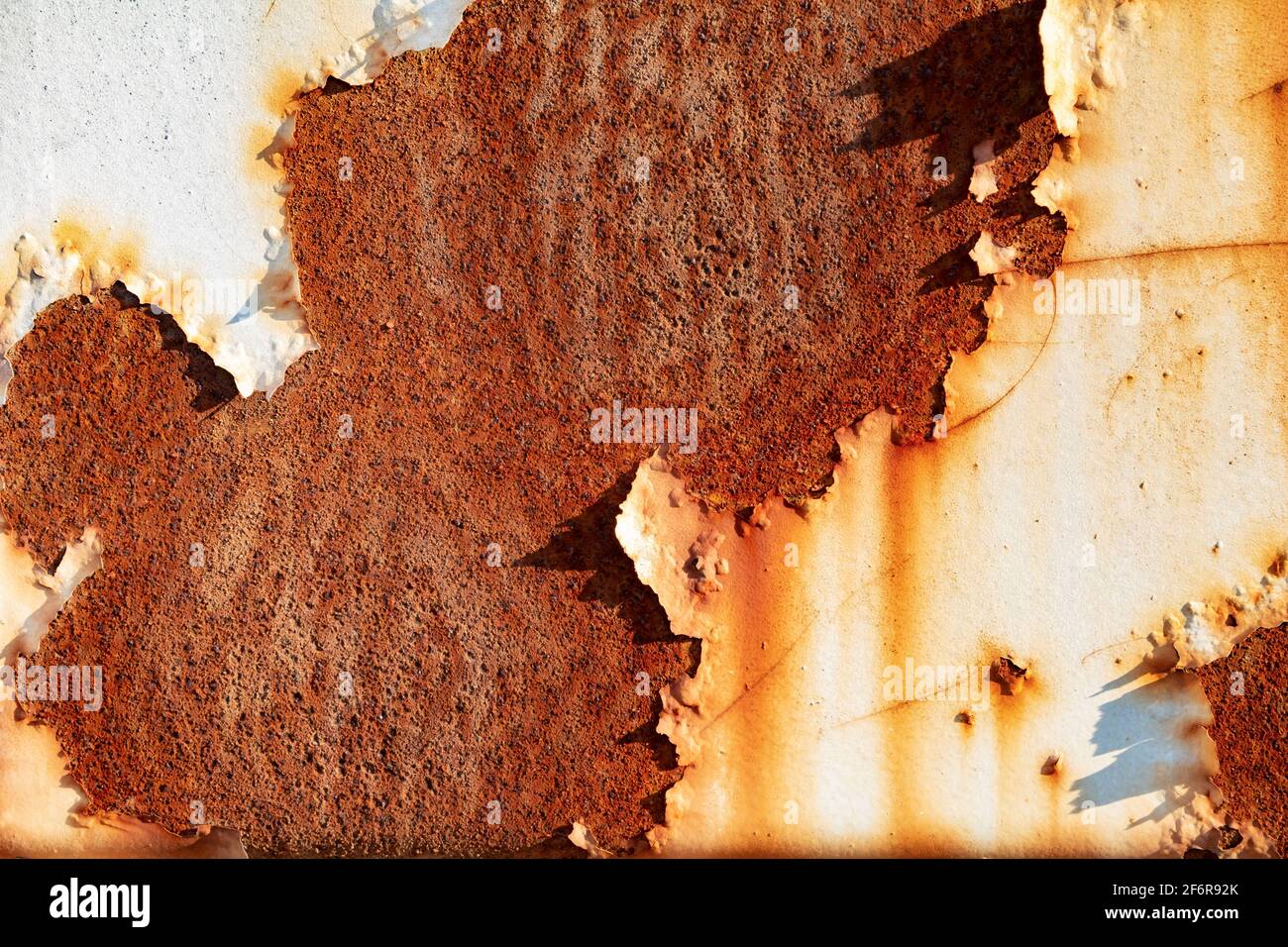 Vecchio grunge tessuto di fondo in metallo arrugginito e intessuto con pittura a rammollo Foto Stock