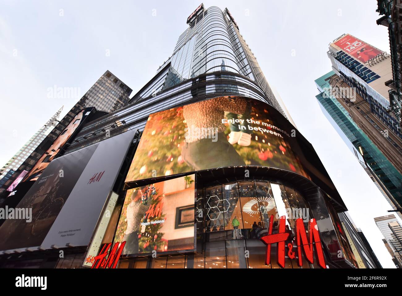 Scena serale su Broadway Street, Times Square, Manhattan (New York City) con cartelloni e pubblicità. Foto Stock
