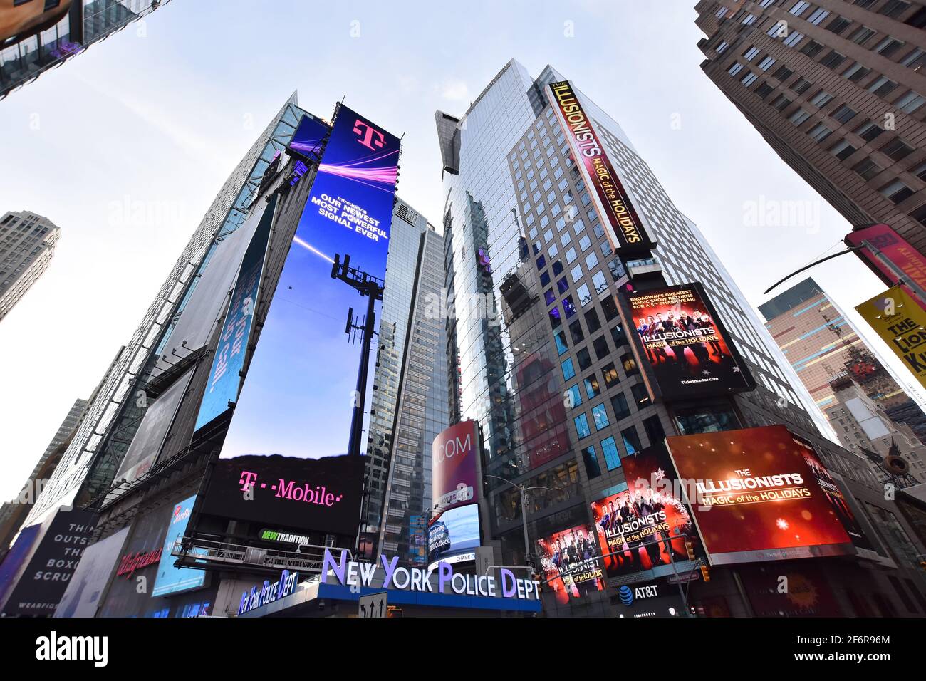 Scena serale su Broadway Street, Times Square, Manhattan (New York City) con cartelloni e pubblicità. Foto Stock