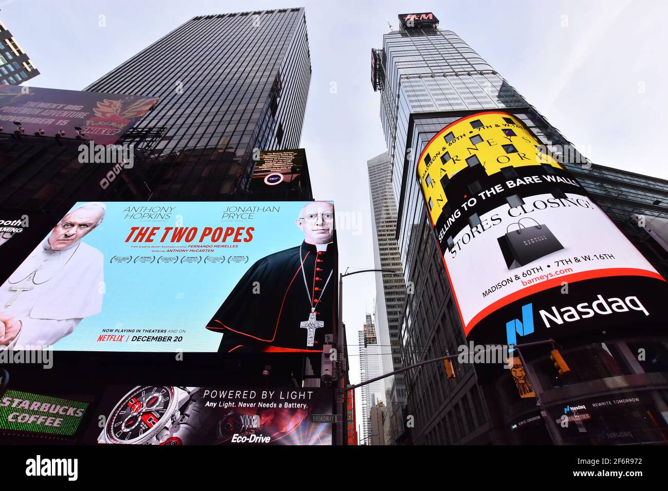 Scena serale su Broadway Street, Times Square, Manhattan (New York City) con cartelloni e pubblicità. Foto Stock