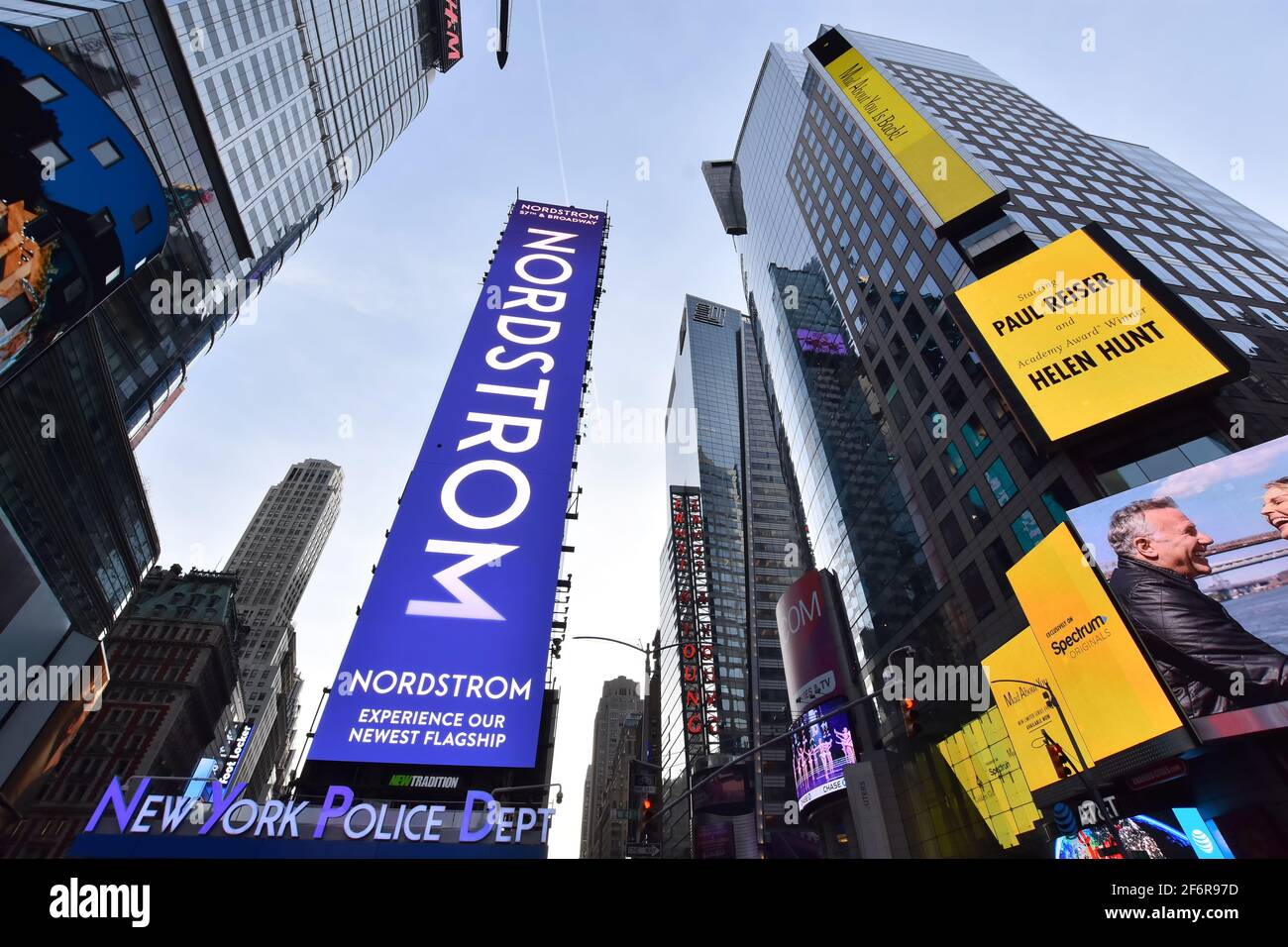 Scena serale su Broadway Street, Times Square, Manhattan (New York City) con cartelloni e pubblicità. Foto Stock