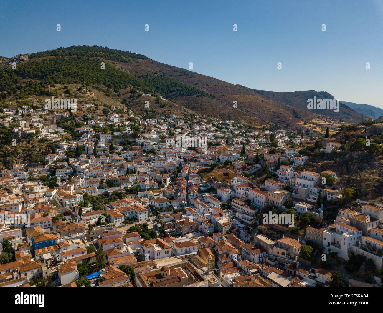 Vista aerea dell'isola di Hydra e del porto turistico. Grecia in estate Foto Stock