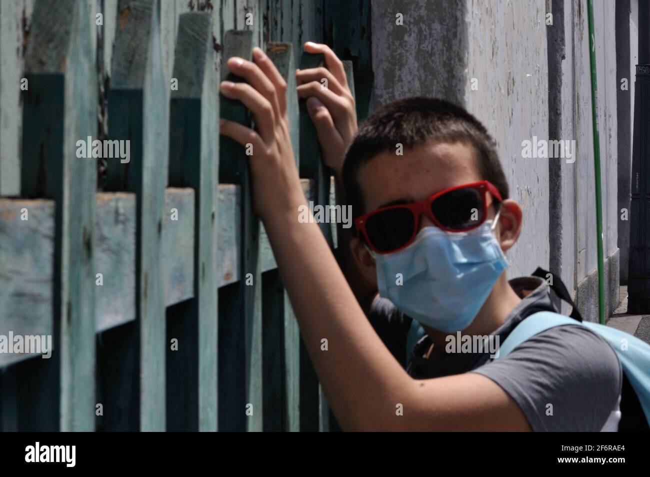 un bambino sembra bloccato nel confinamento di covid 19 Foto Stock