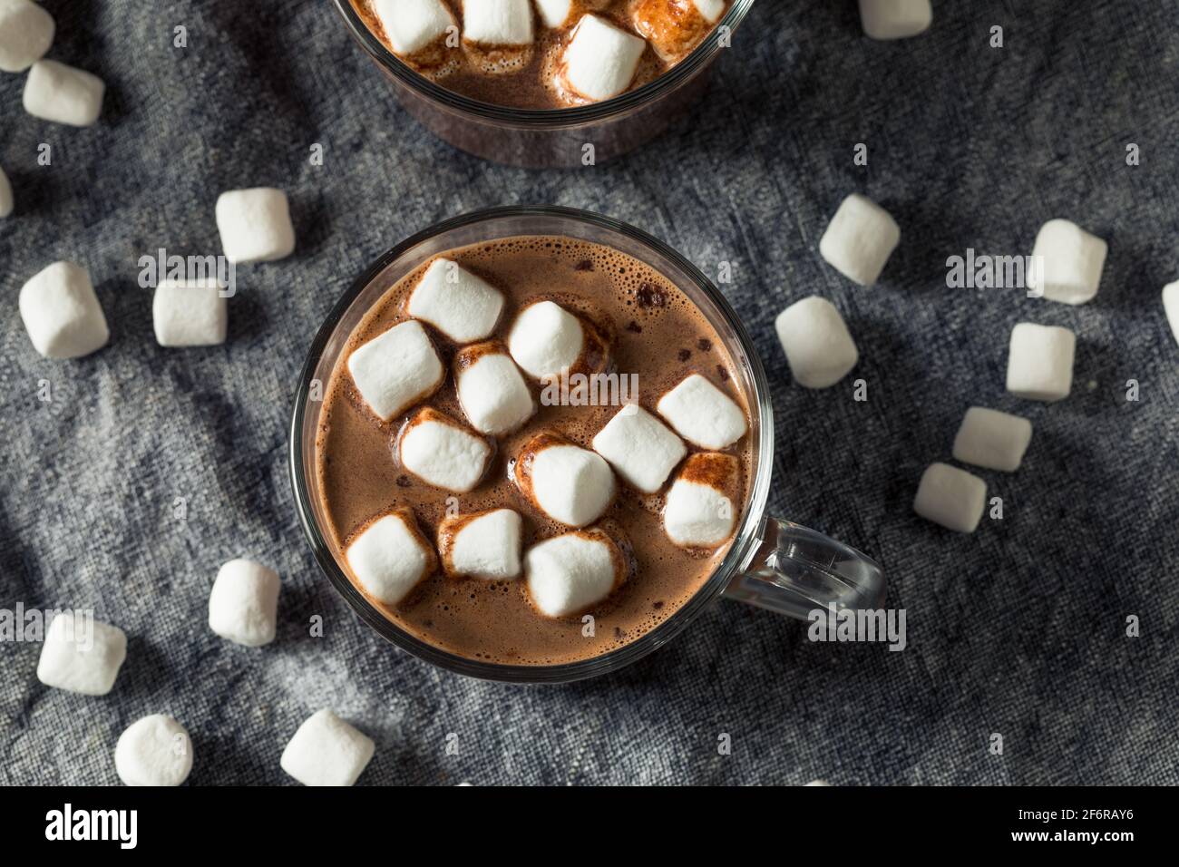 Cioccolata calda calda fatta in casa con mini Marshmallows Foto Stock