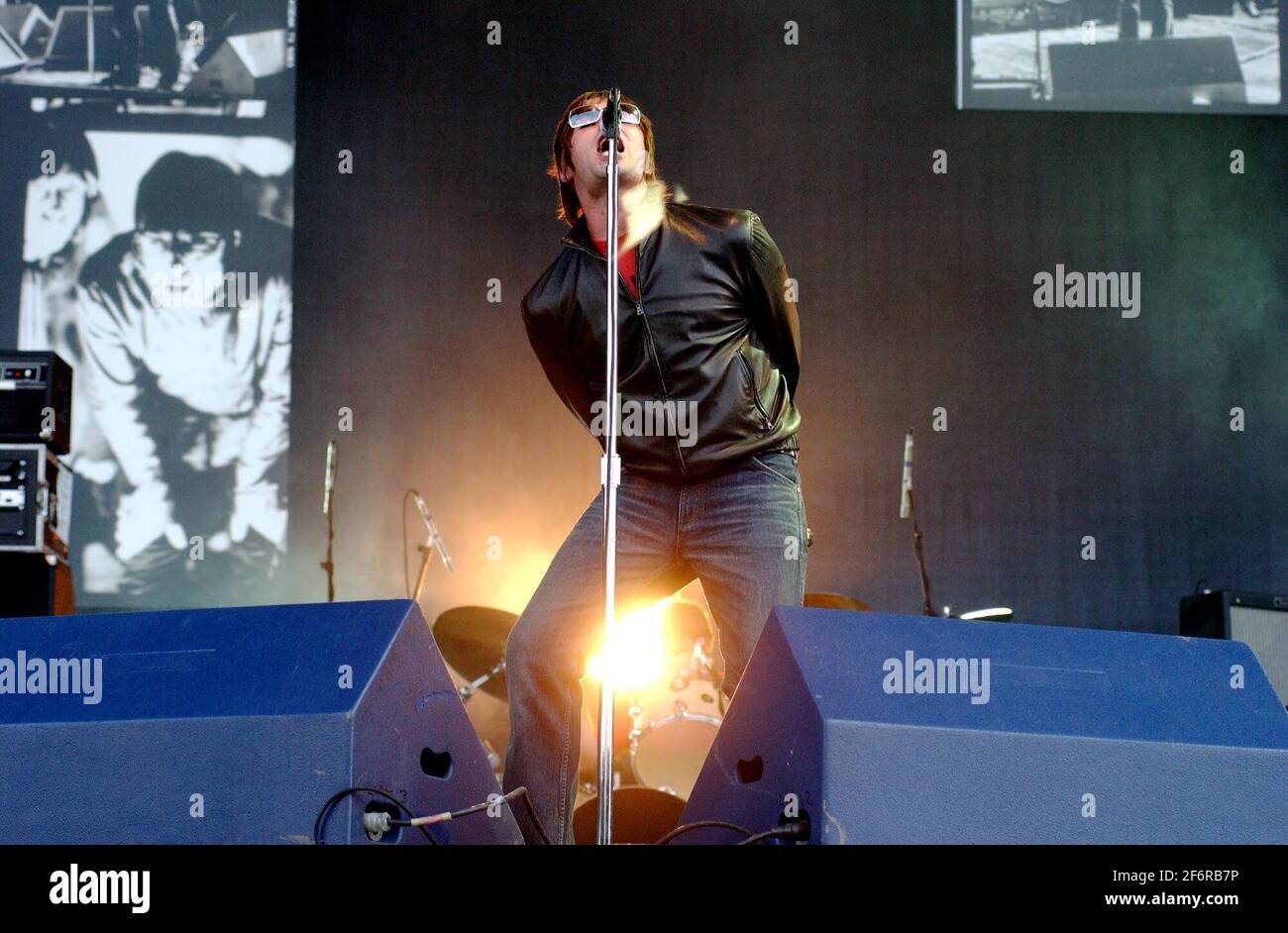 Capo Singer della band pop Oasis Liam Gallagher che si esibisce a. Parco di Finsbury ultima notte.8 luglio 2002 foto Andy Paradise Foto Stock
