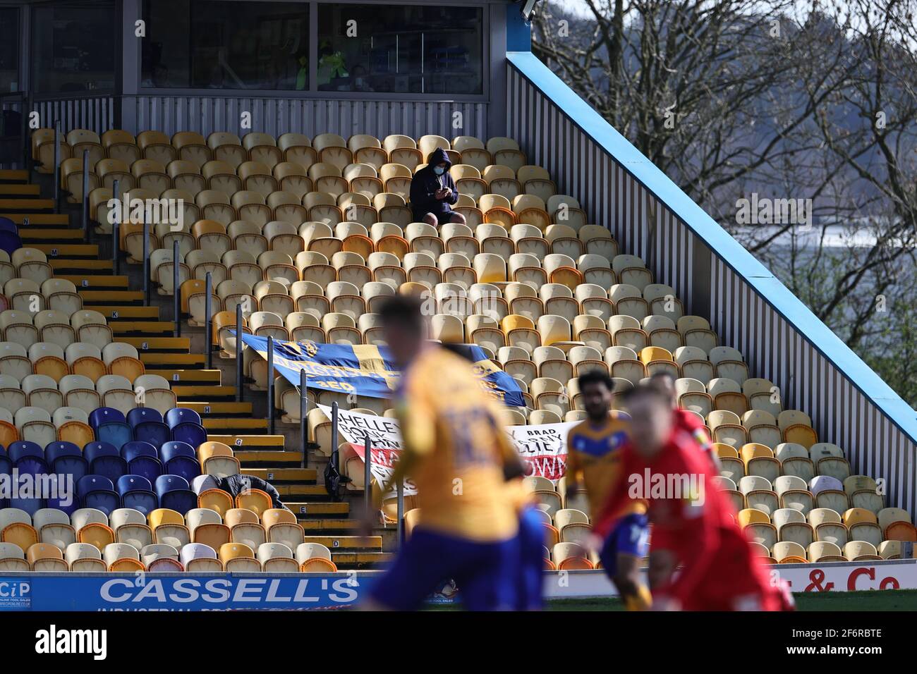 MANSFIELD, REGNO UNITO. 2 APRILE: Un sostenitore solista è visto nello stand finale durante la partita Sky Bet League 2 tra Mansfield Town e Leyton Orient presso lo One Call Stadium di Mansfield venerdì 2 aprile 2021. (Credit: James HolyOak | MI News) Credit: MI News & Sport /Alamy Live News Foto Stock