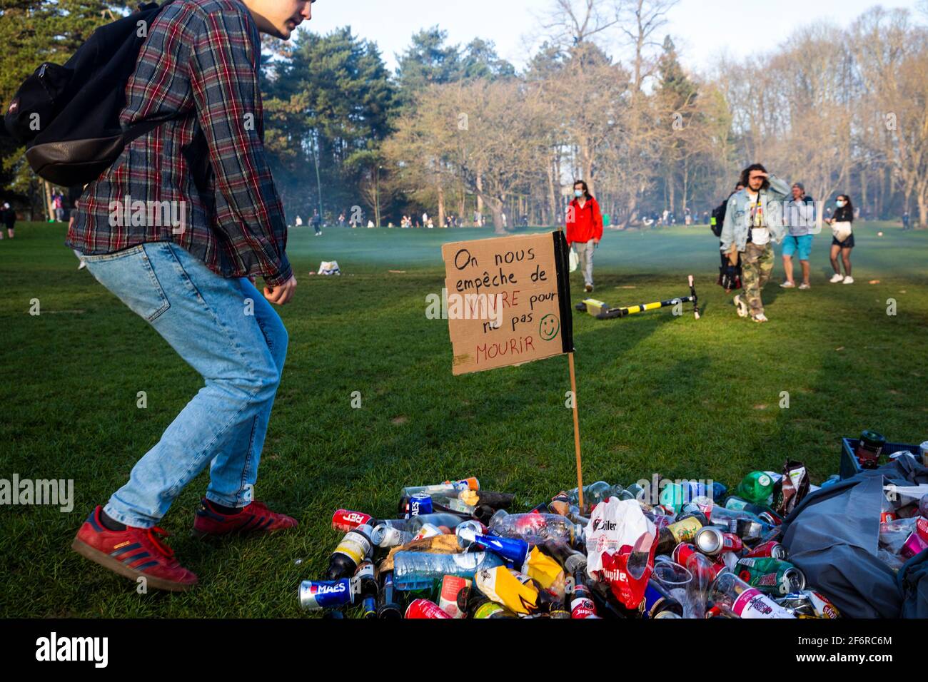 Illustrazione immagine scattata dopo il festival falso la Boum di ieri e protesta al Bois de la Cambre - Ter Kamerenbos, a Bruxelles, venerdì 02 aprile Foto Stock