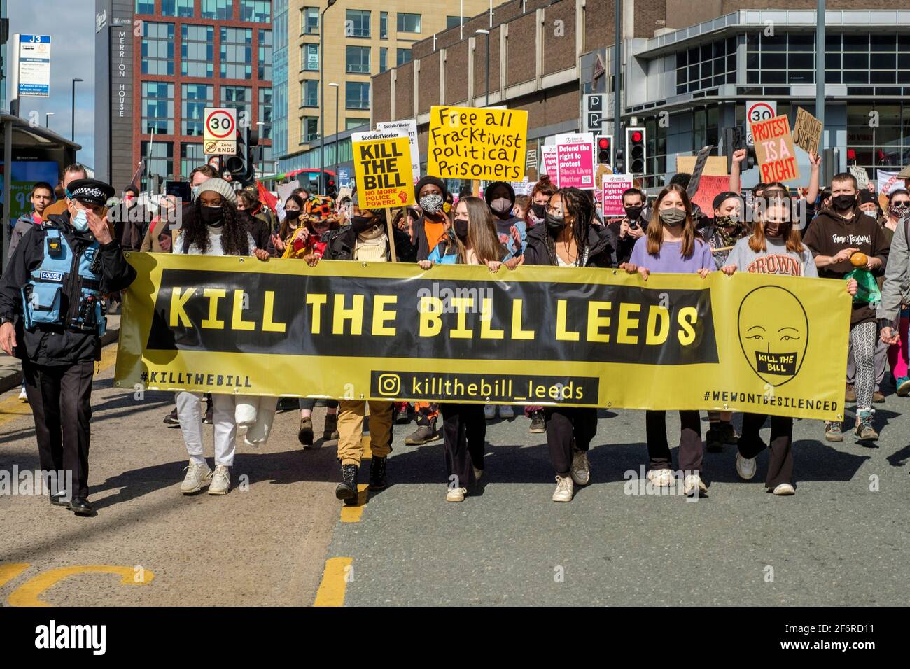 Londra, Regno Unito. 2 Aprile 2021. Manifestanti alla protesta ‘Kill the Bill’ contro la polizia, il crimine, le sentenze e i tribunali Bill, a Leeds, nel nord dell’Inghilterra, venerdì 2 aprile 2021. Credit: Mark Harvey/Alamy Live News Foto Stock