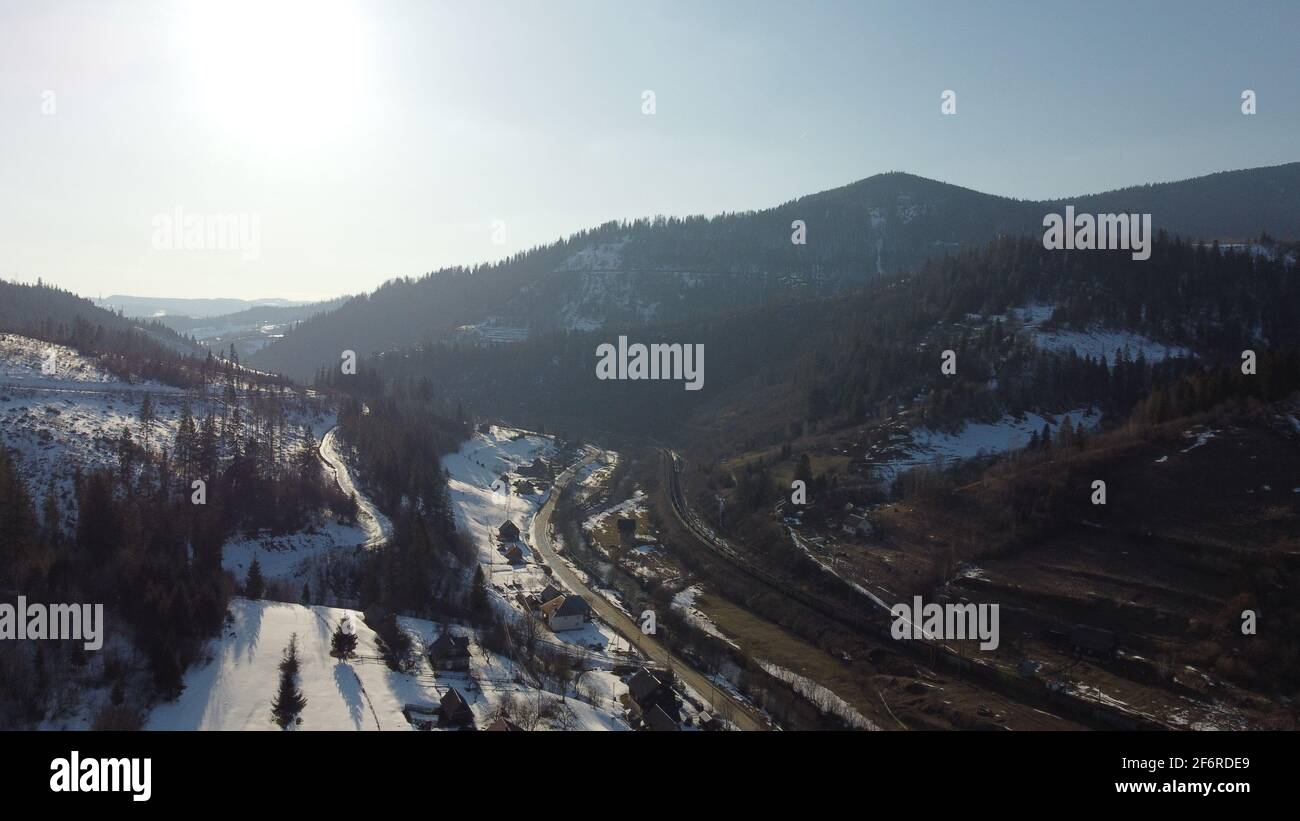 Colpo di drone. Vista del villaggio ai piedi delle montagne. Carpazi. Ucraina Foto Stock