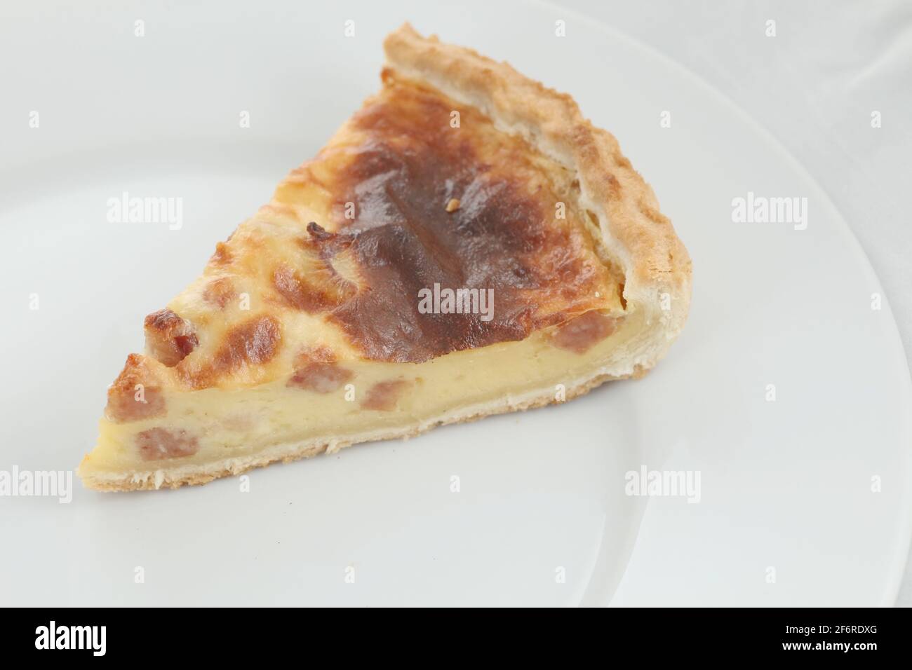 Freschi di forno fetta di quiche lorraine su una piastra Foto Stock