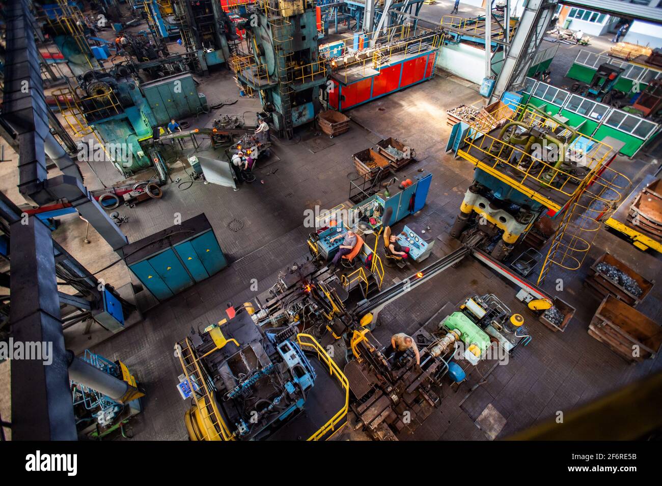 Panorama dell'officina dello stabilimento di produzione dei cuscinetti. Produzione di parti di pista del cuscinetto rosso-caldo sulla linea di trasporto. Steppogorsk, Kazakistan. Foto Stock