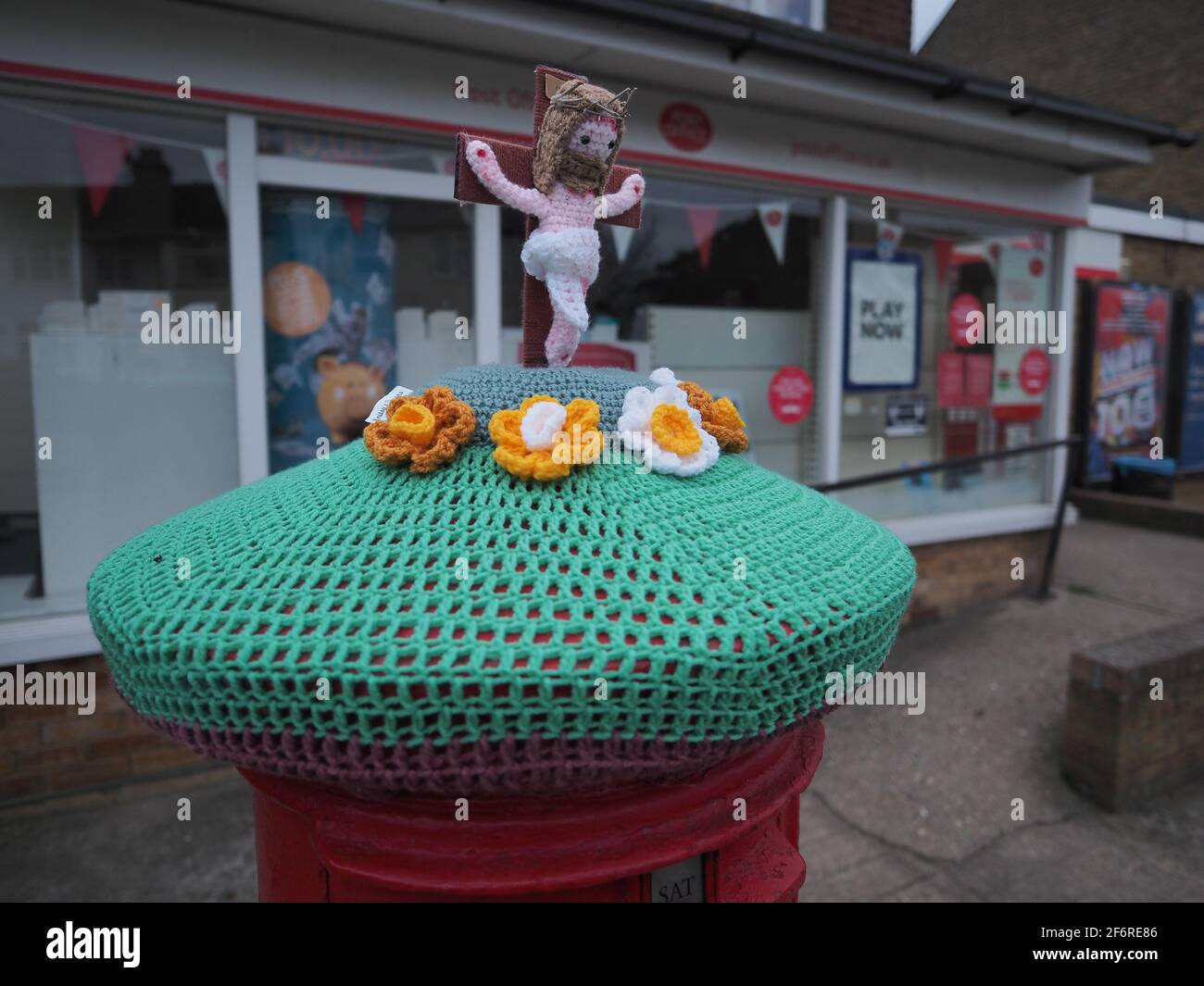 Minster on Sea, Kent, Regno Unito. 2 aprile 2021. Un buon venerdì Pasqua tema coccheted postbox topper visto in Minster sul mare, Kent. Credit: James Bell/Alamy Live News Foto Stock