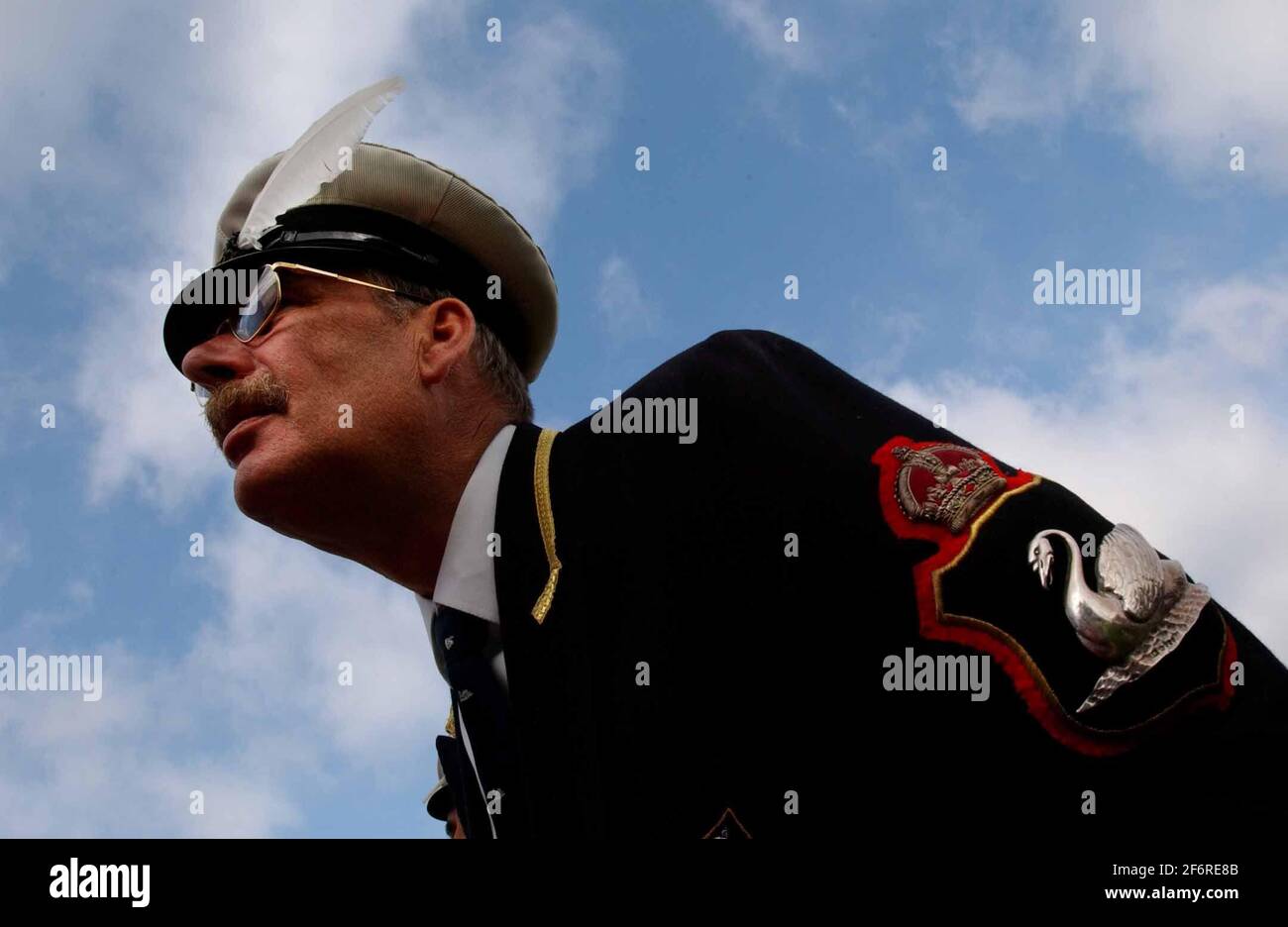 DYERS SWAN MARCATORE DAVID REID DURANTE SWAN ASCENDENTE SUL TAMIGI TRA MARLOW E HENLEY. 17/7/02 PILSTON Foto Stock