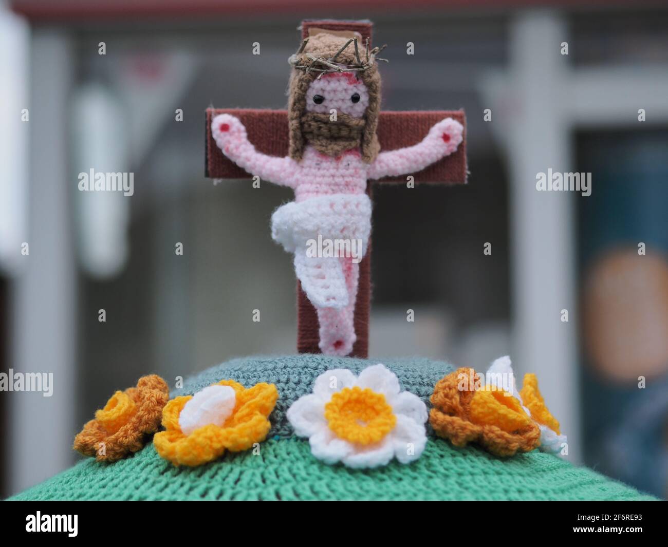 Minster on Sea, Kent, Regno Unito. 2 aprile 2021. Un buon venerdì Pasqua tema coccheted postbox topper visto in Minster sul mare, Kent. Credit: James Bell/Alamy Live News Foto Stock