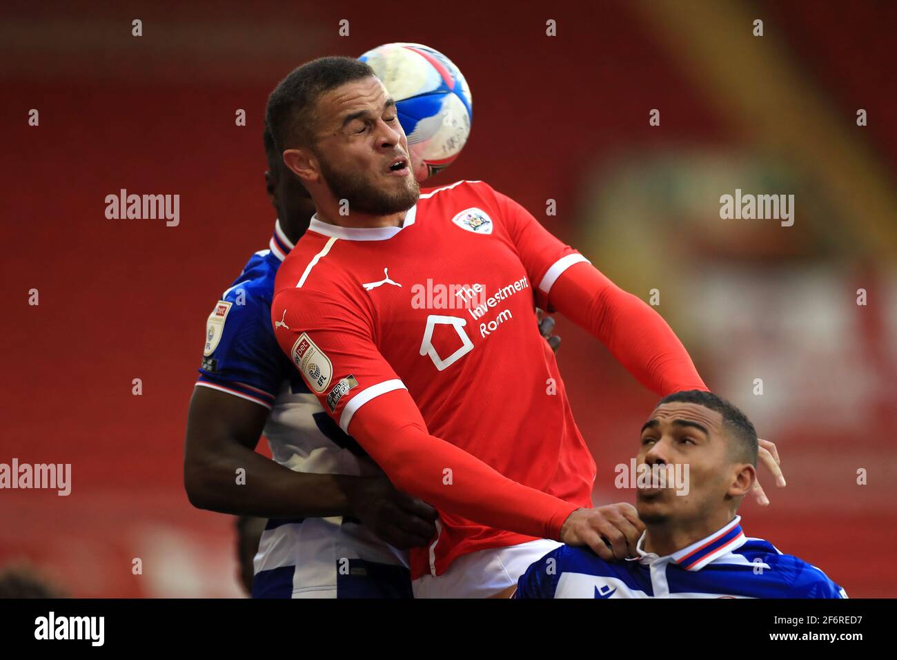 Il Carlton Morris di Barnsley (centro) combatte per la palla con Andy Yiadom di Reading (a sinistra) e Andy Rinomhota durante la partita del campionato Sky Bet all'Oakwell Stadium di Barnsley. Data immagine: Venerdì 2 aprile 2021. Vedere PA storia: CALCIO Barnsley. Il credito fotografico dovrebbe essere: Mike Egerton/PA Wire. RESTRIZIONI: SOLO USO EDITORIALE non utilizzare con audio, video, dati, elenchi di apparecchi, logo di club/campionato o servizi "live" non autorizzati. L'uso in-match online è limitato a 120 immagini, senza emulazione video. Nessun utilizzo nelle scommesse, nei giochi o nelle pubblicazioni di singoli club/campionati/giocatori. Foto Stock