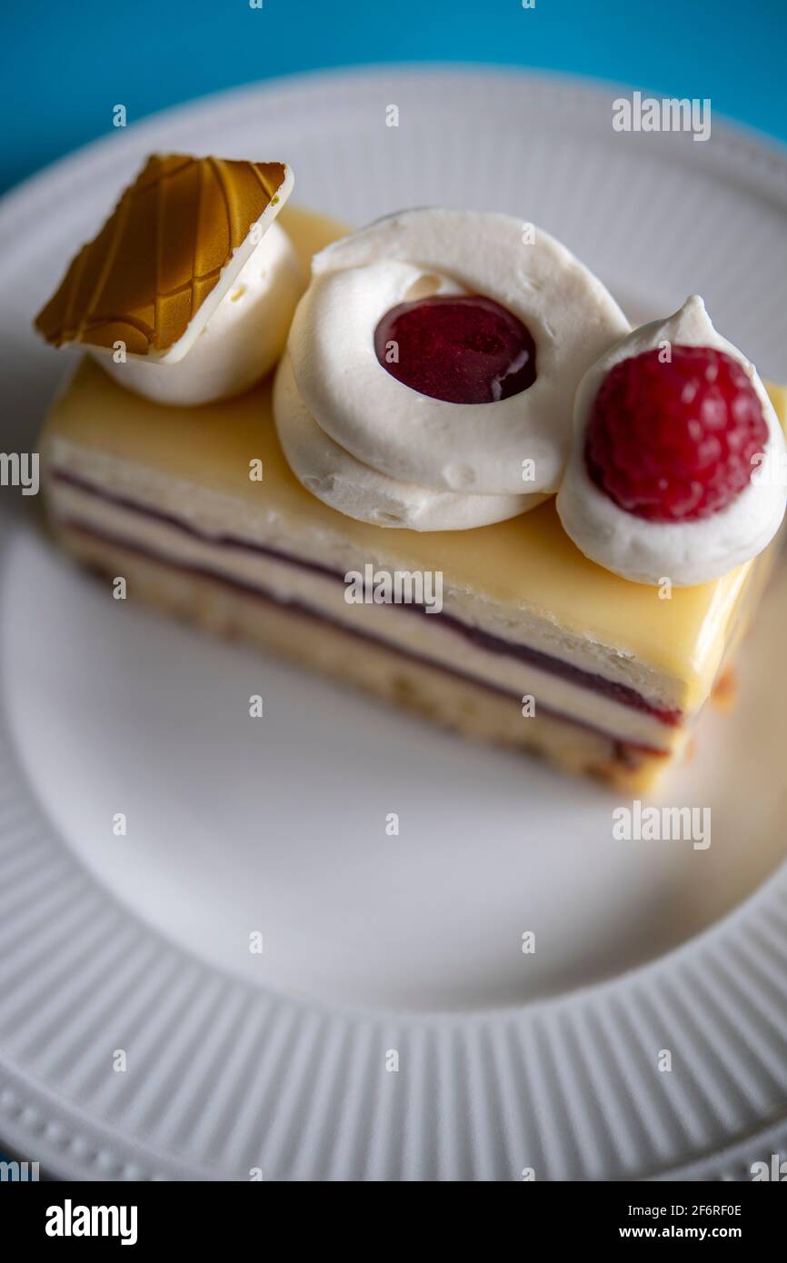 Ancora vita di una fetta di torta appena fatta con crema, marmellata e frutta Foto Stock