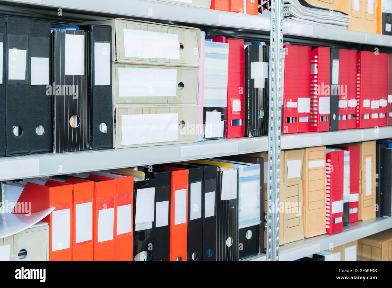 Colorata tenda vuota delle cartelle con i file nel ripiano. Archiviazione, pile di documenti in ufficio o nella libreria. Documento fisico delle unità di archiviazione Foto Stock