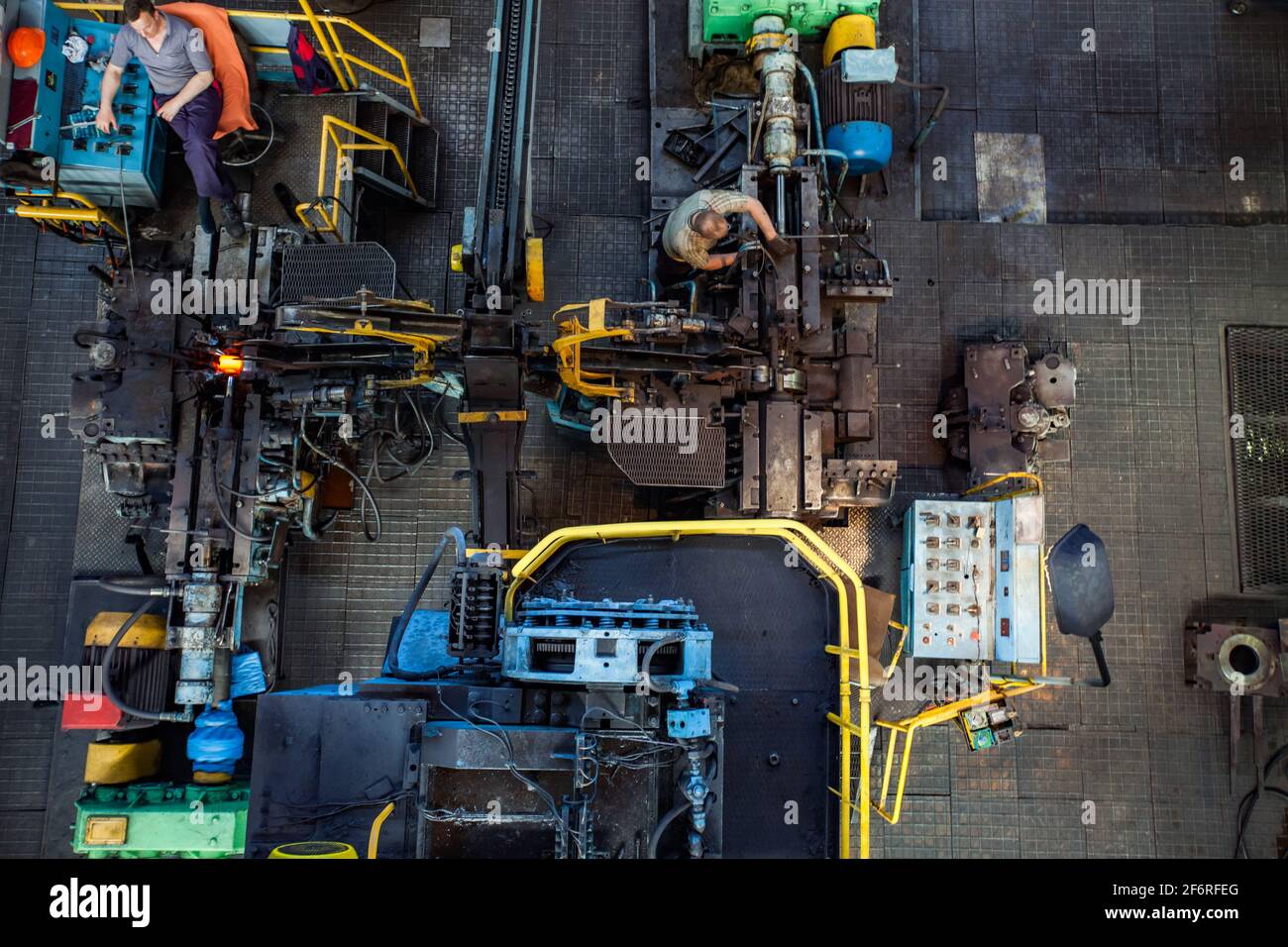 Stepnogorsk, Kazakhstan 04 aprile 2012: Impianto di produzione di cuscinetti. Panorama dell'officina. Produzione di ricambi per pista esterna a caldo rosso. Foto Stock