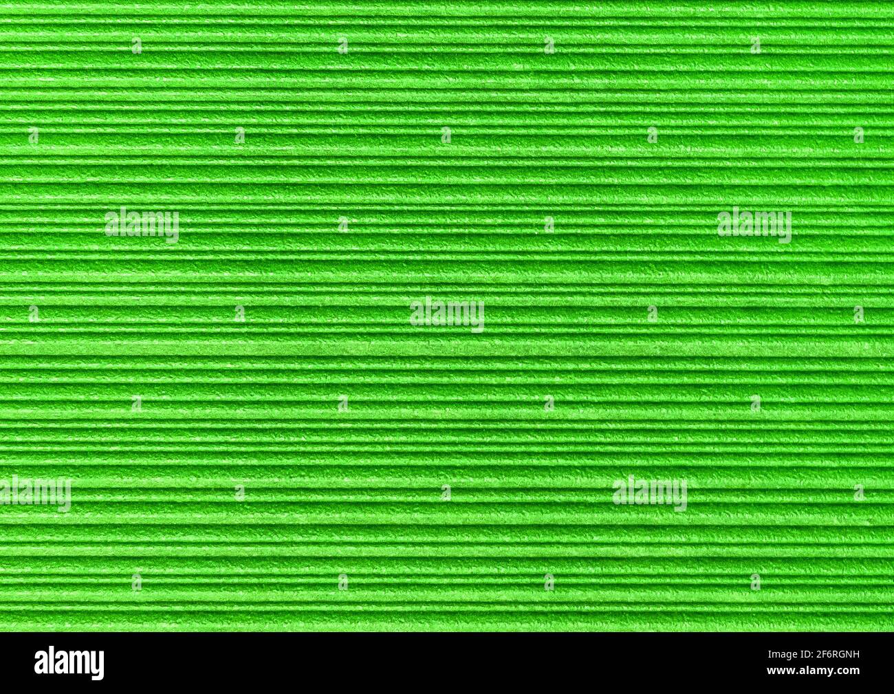 Sfondo sfondo verde astratto a strisce, trama della carta con linee orizzontali. Foto Stock