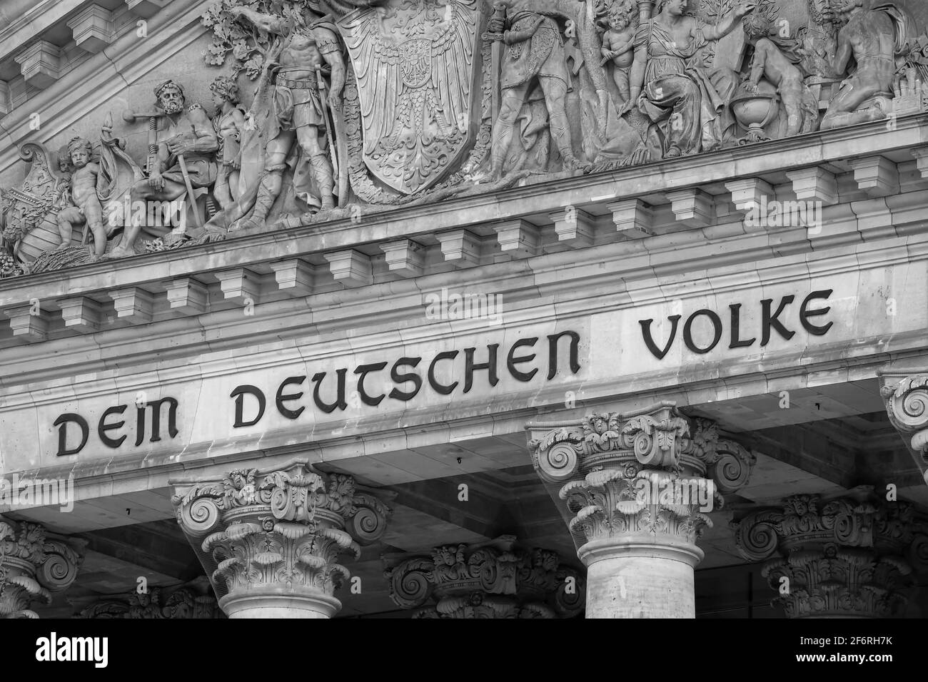 DEM Deutschen Volke, che significa per il popolo tedesco, il Reichstag a Berlino Foto Stock