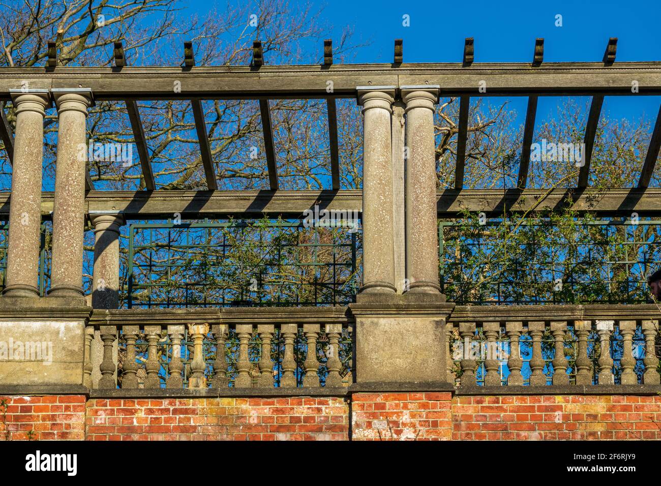 Splendido giardino Edwardian Hampstead Hill e Pergola, precedentemente parte di Sir William Leverhulme Inverforth House e ora parte di Hampstead Heath, Londra Foto Stock