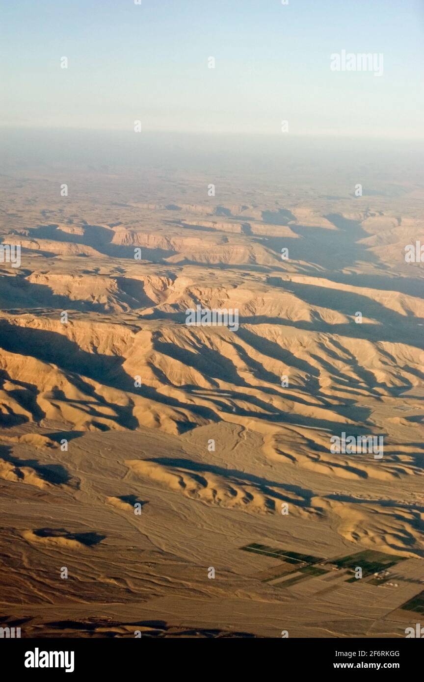 Vista da un aereo del deserto occidentale vicino alla Valle dei Re a Luxor, Egitto in una serata invernale. Foto Stock