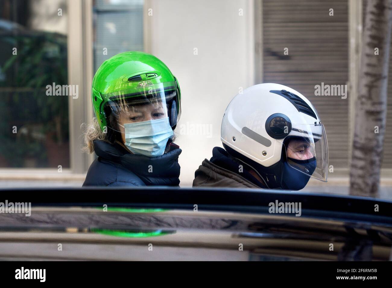 Motociclista e passeggero, Barcellona, Spagna. Foto Stock