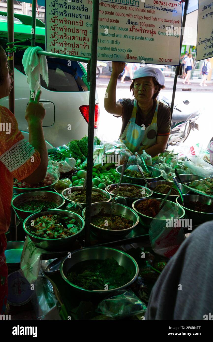 Bangkok, Thailandia - 17 luglio 2016: Verdure, salse e contorni in vendita da un venditore di strada. Foto Stock