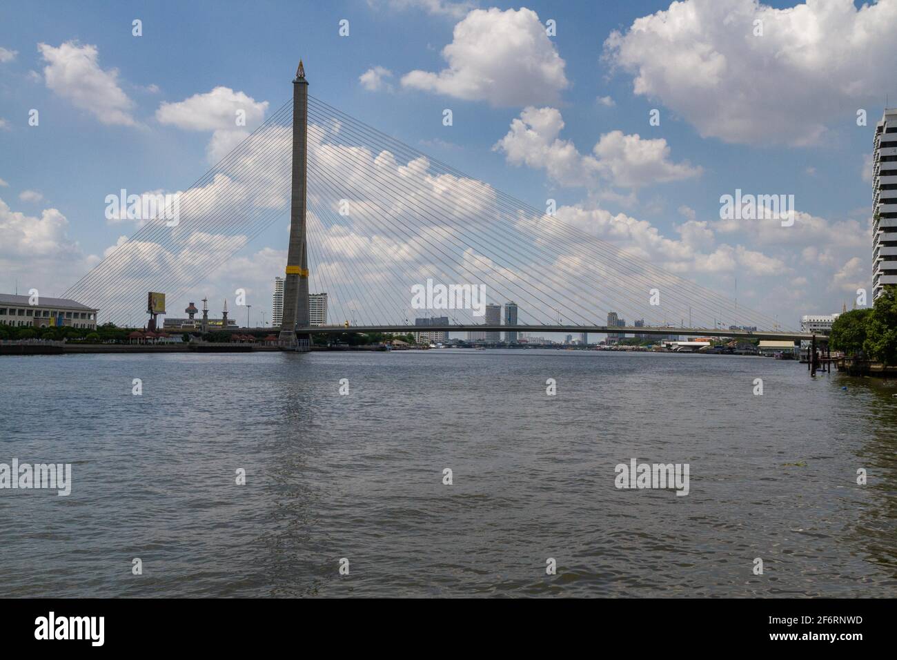 Bangkok, Thailandia - 17 luglio 2016: Il ponte Rama VIII si estende sul fiume Chao Phraya. Foto Stock