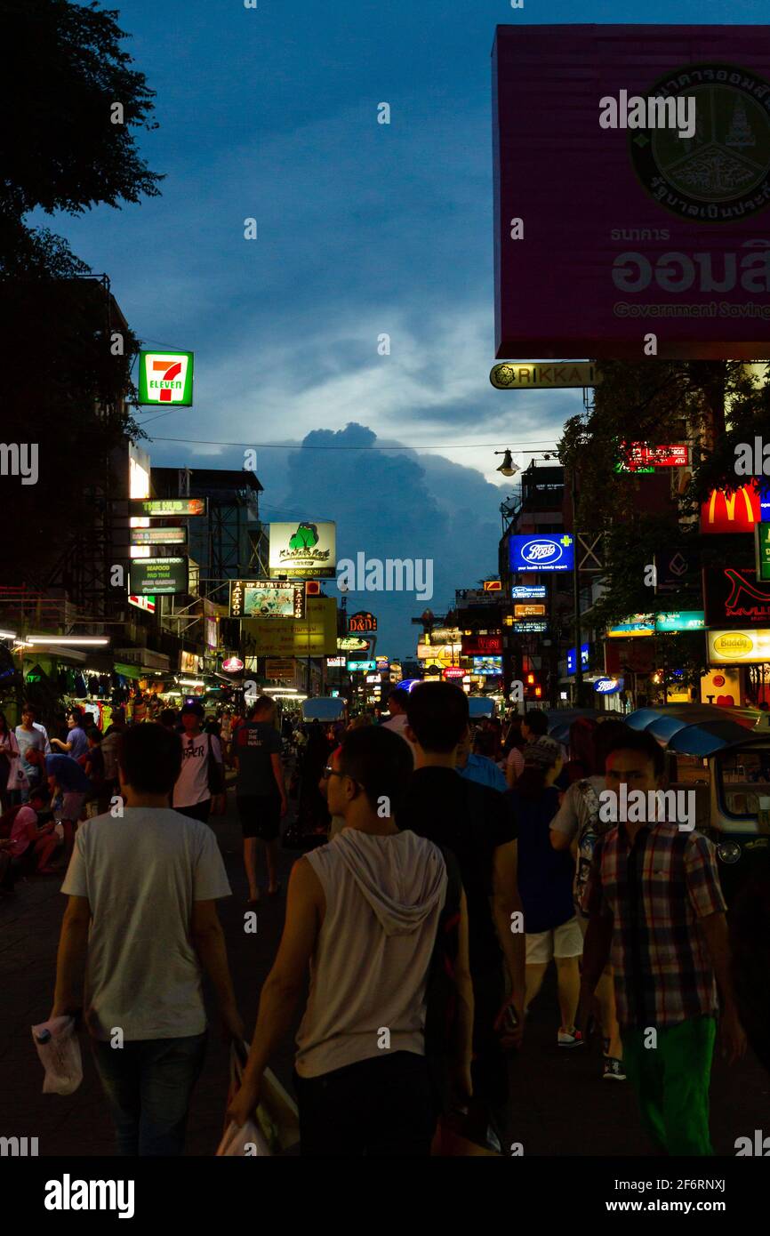 Bangkok, Thailandia - 18 luglio 2016: Il sole si stabilisce su Khaosan Road. Foto Stock