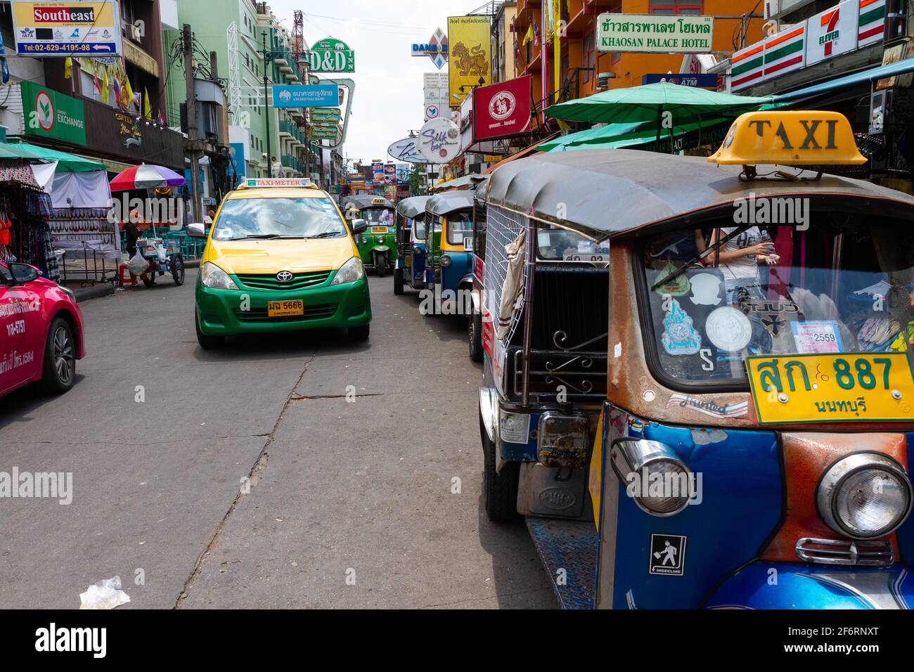 Bangkok, Thailandia - 19 luglio 2016: Taxi e tuk-tuk riempiono Khaosan Road. Foto Stock