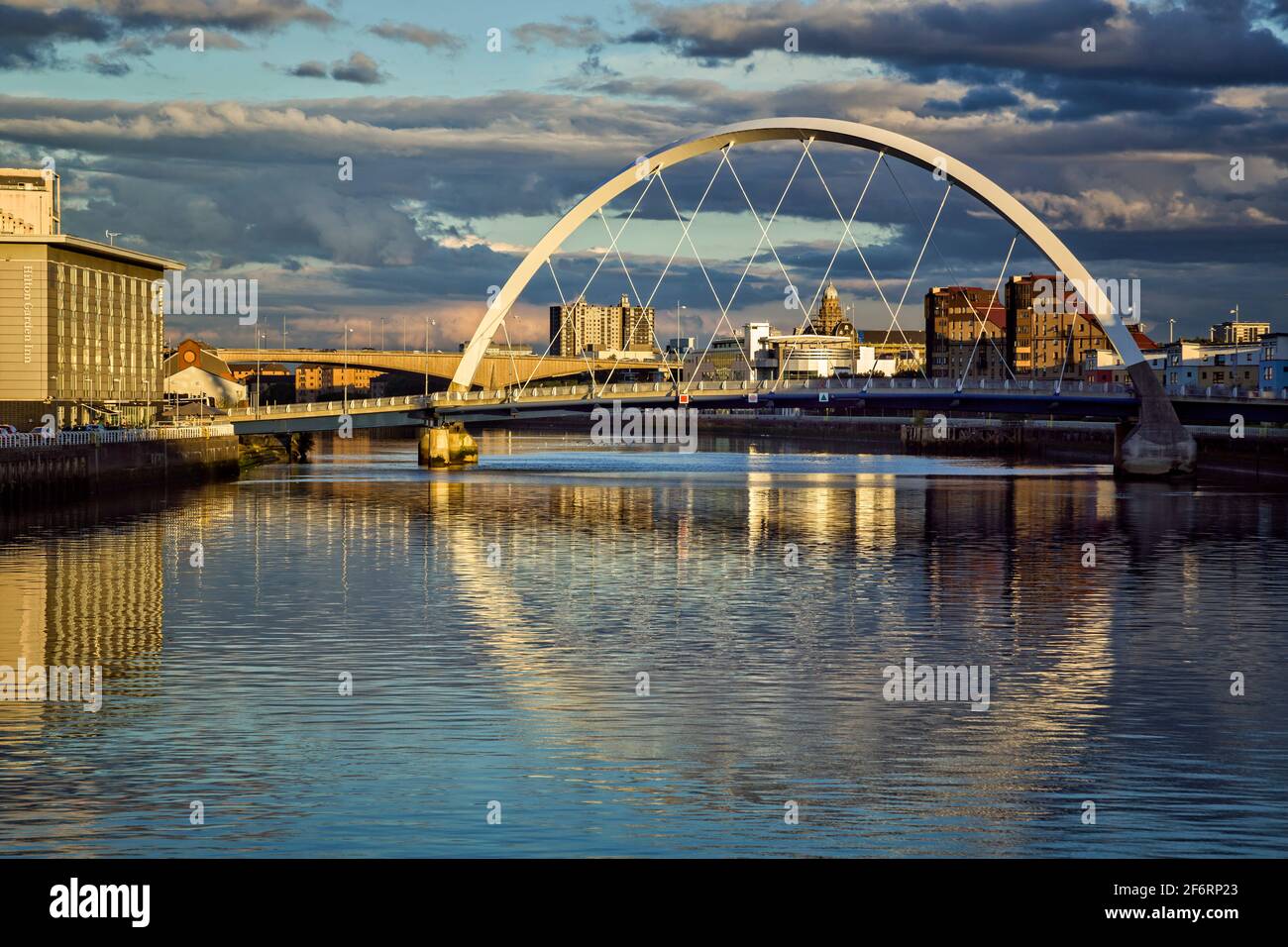 Il Clyde Arc a Glasgow con riflessi nel fiume Clyde al tramonto. Foto Stock