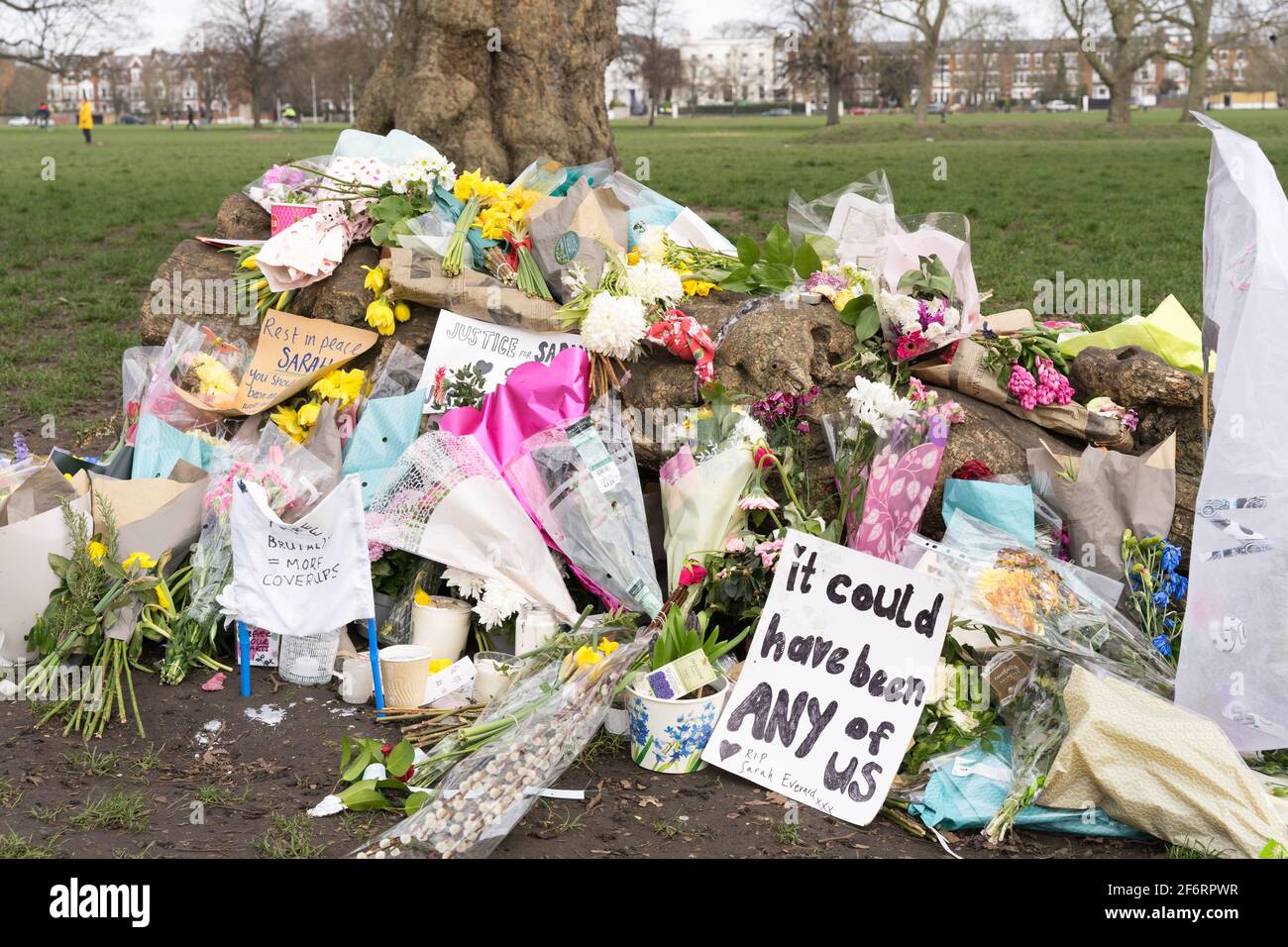 Tributi floreali e messaggio lasciato al Clapham bandstand comune per Sarah Everard, che è stato rapito e ucciso dal sospetto incontrato ufficiale di polizia Wayne Foto Stock