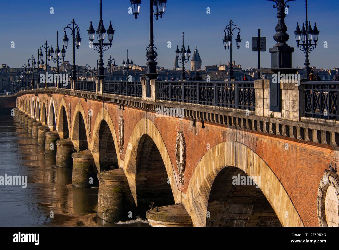 Francia, Nouvelle Aquitaine, Gironda, fiume Garonna, passando per Bordeaux, Sotto il ponte Pont de pierre. Il primo ponte sul fiume Garonne a. Foto Stock