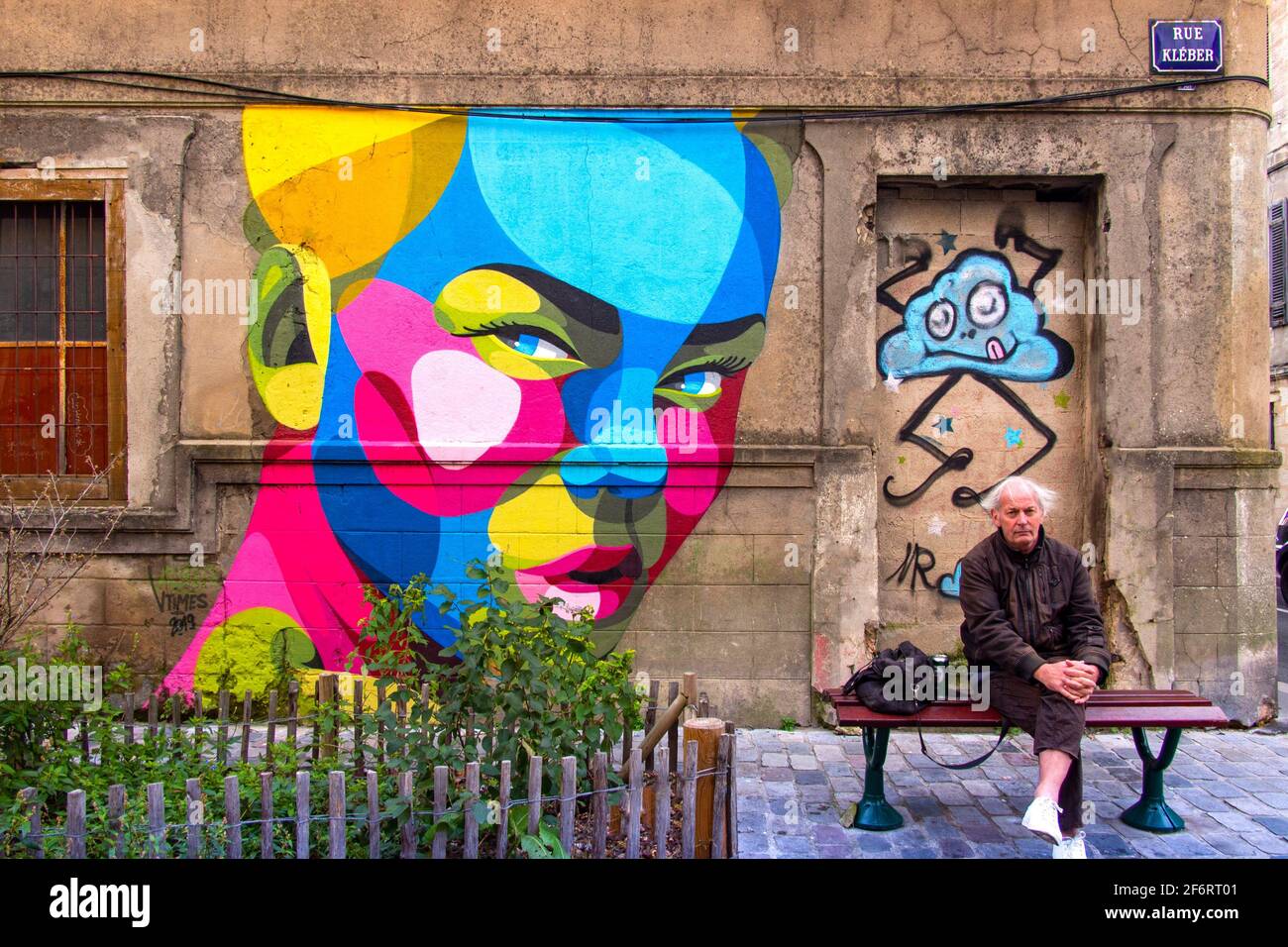 Francia, Nouvelle Aquitaine, Gironde, Arte di strada, graffiti, Rue Kléber, a Bordeaux, pedonale in una panchina Foto Stock