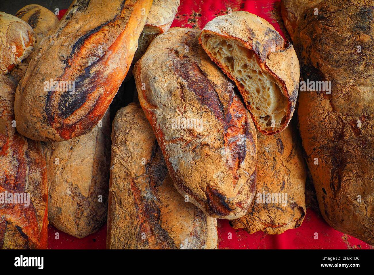 Francia, Auvergne Rhones Alpess, Cantal, pane francese, Pain de campagne, Sul mercato all'aperto a Maurs la Jolie. Foto Stock