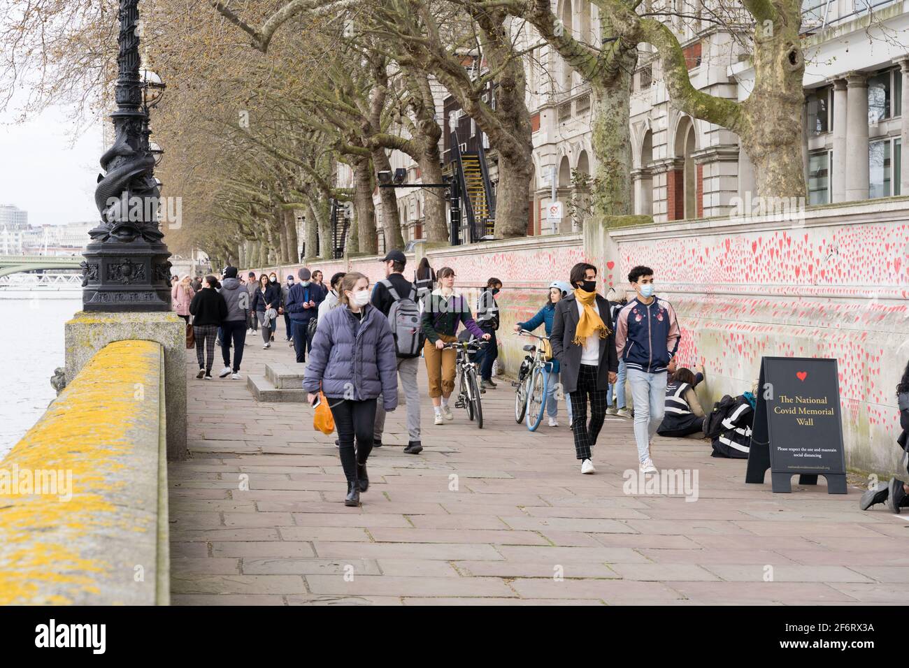 Il muro commemorativo del Covid nazionale, la riva sud di Londra, Inghilterra Foto Stock