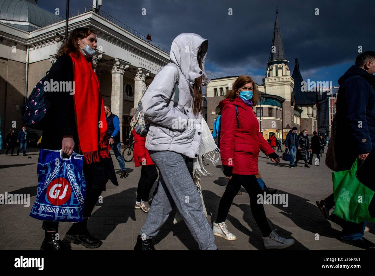 Mosca, Russia. 27 marzo 2021. La gente cammina su Piazza Komsomolskaya sullo sfondo dell'edificio della stazione ferroviaria di Leningradsky nel centro di Mosca, Russia Foto Stock