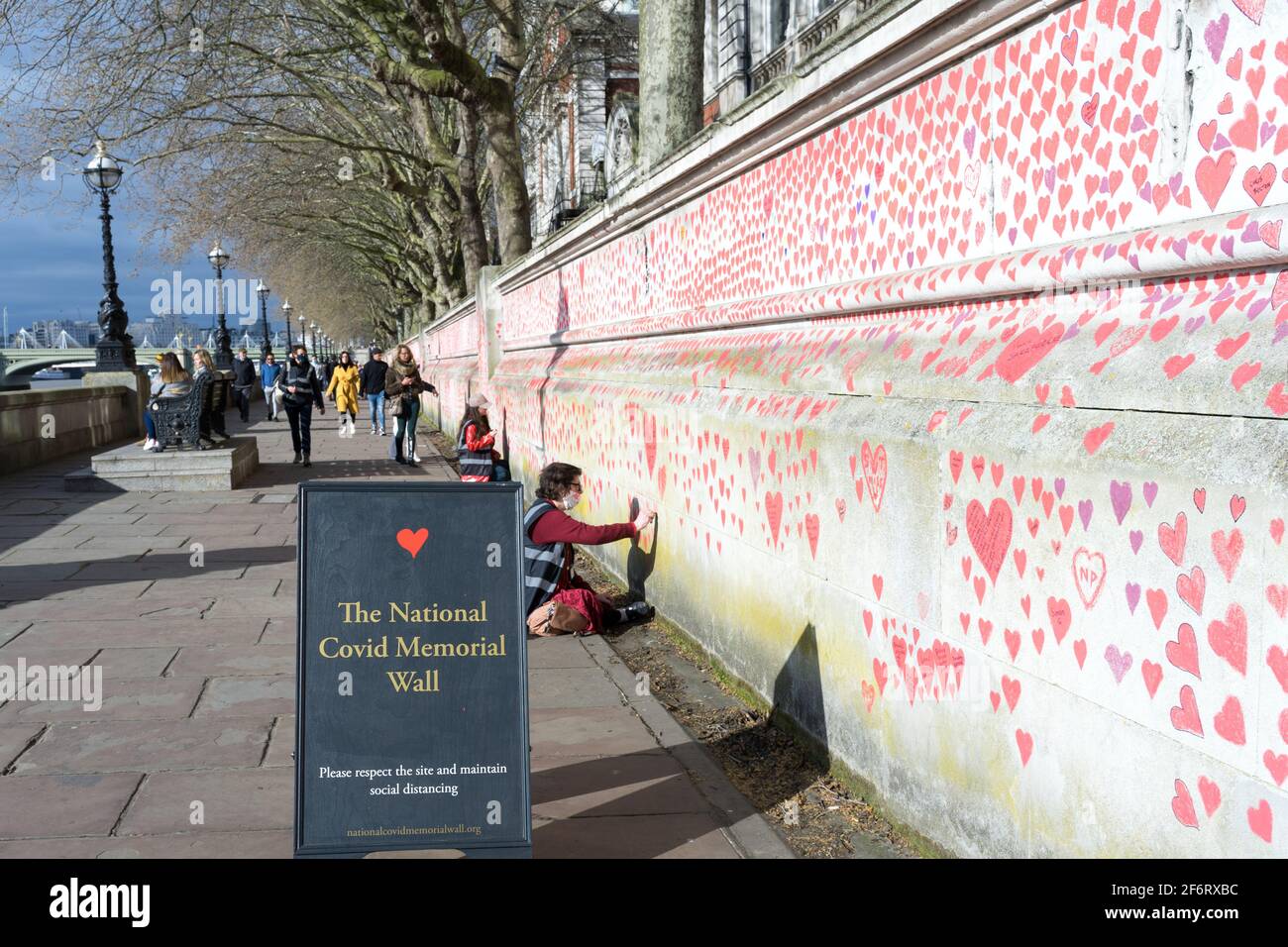 Il muro commemorativo del Covid nazionale, la riva sud di Londra, Inghilterra Foto Stock