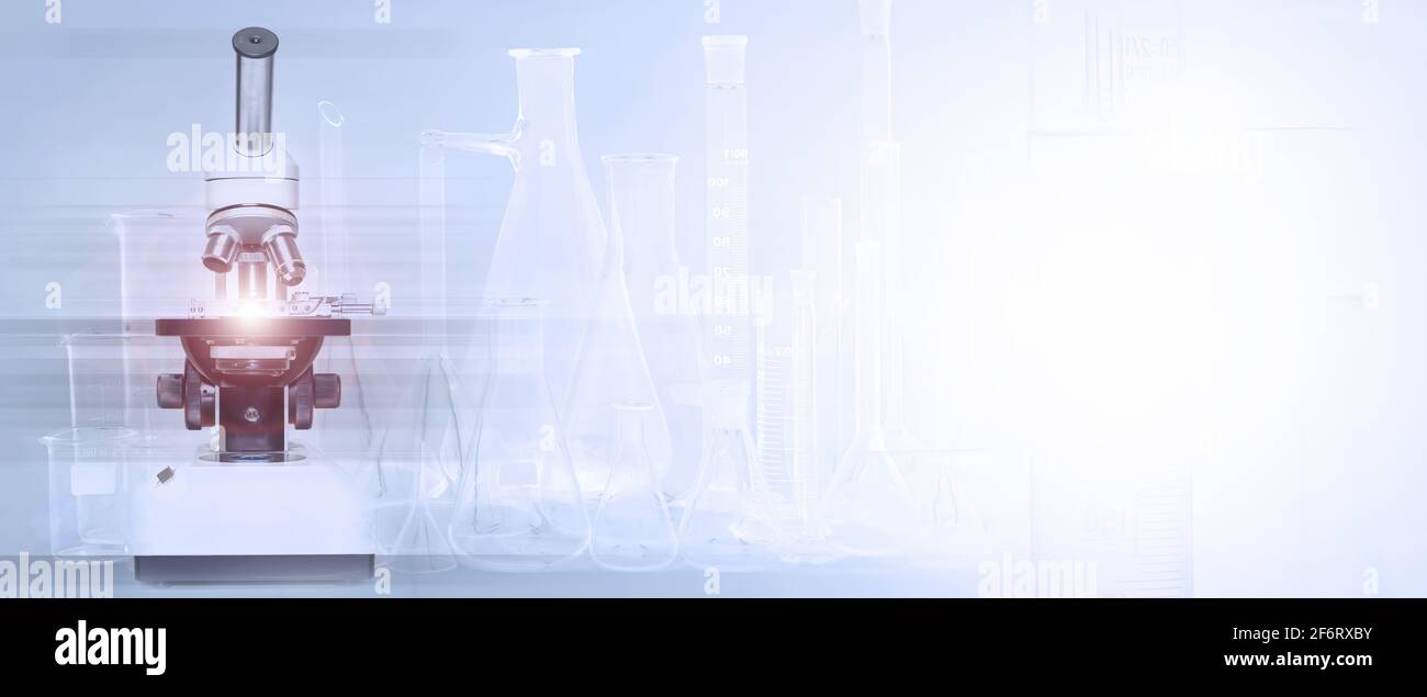Banner del microscopio scientifico in laboratorio. Tecnologia medica e concetto di ricerca e sviluppo farmaceutico. Foto Stock