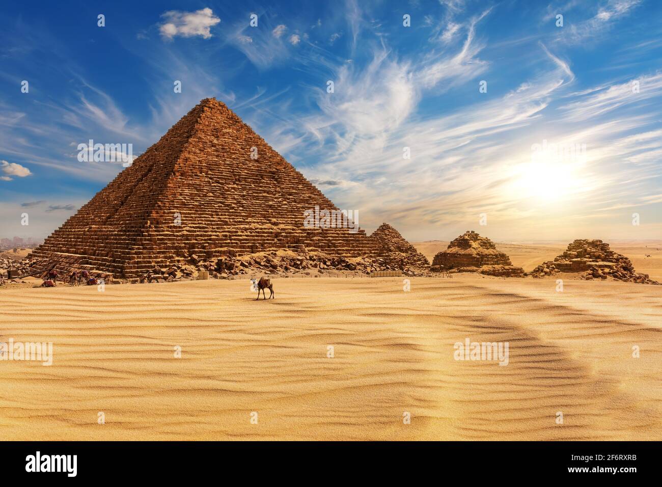 La Piramide di Menkaure al tramonto in Egitto e un cammello nelle vicinanze, Giza. Foto Stock