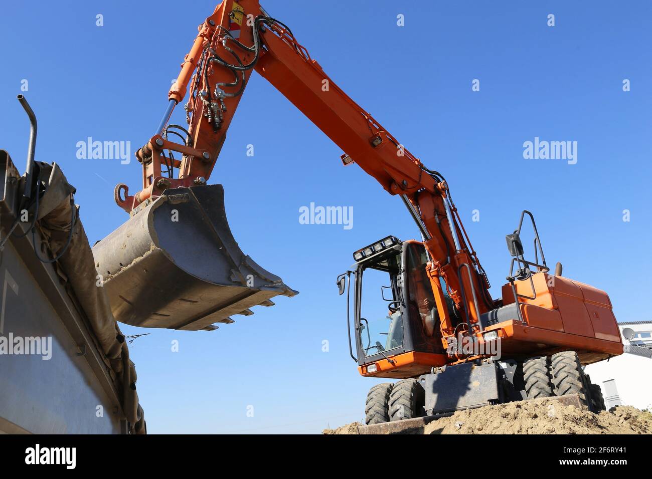 Lavori di scavo con escavatore in cantiere. Foto Stock