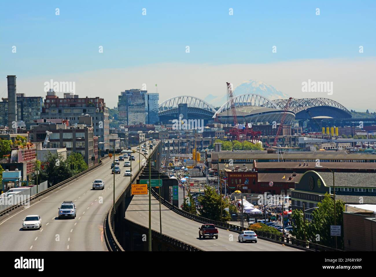 Le auto viaggiano lungo la State Route 99, la costa di Seattle, Seattle Washington, Stati Uniti Foto Stock