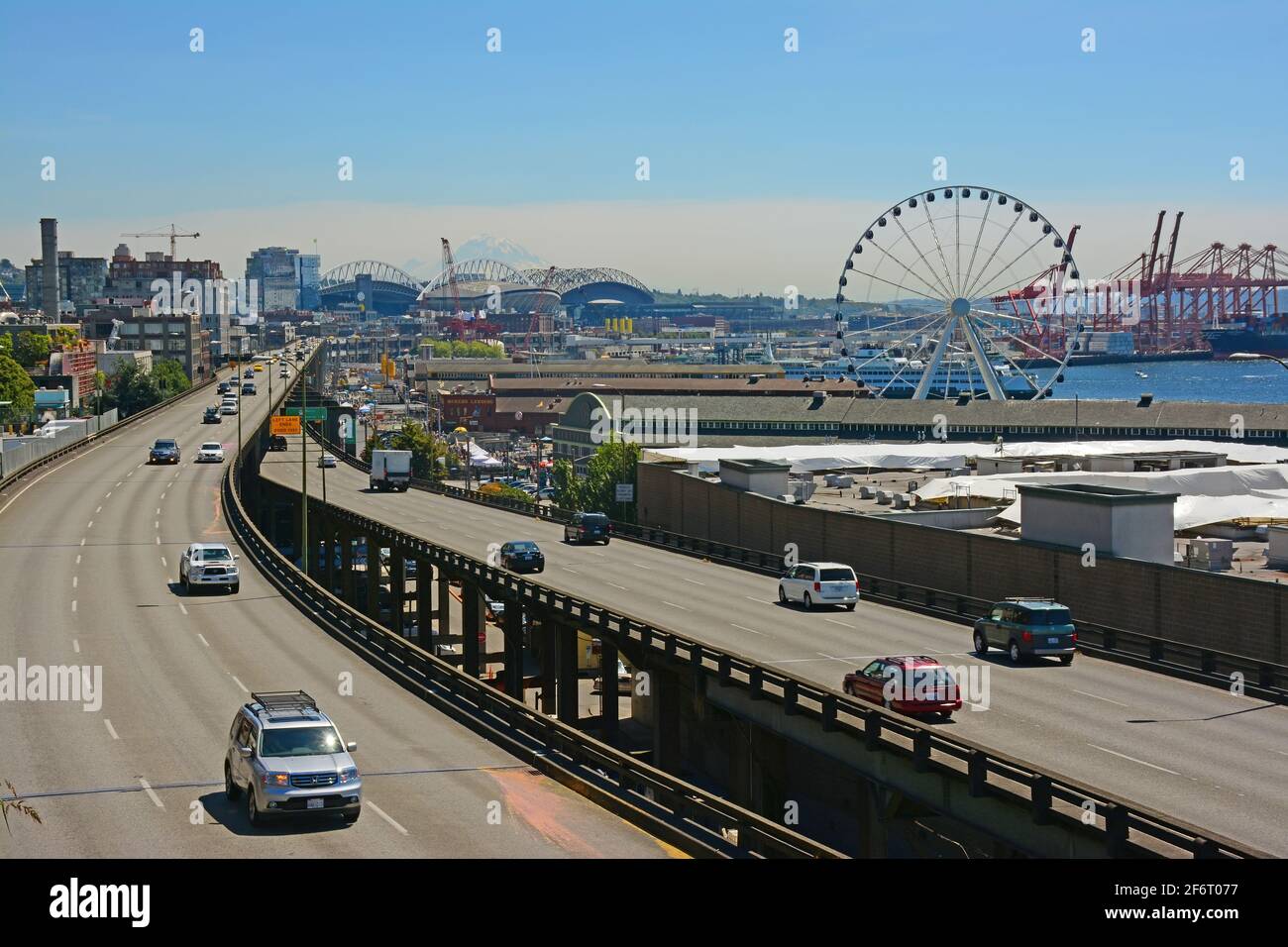 Le auto viaggiano lungo la State Route 99, la costa di Seattle, Seattle Washington, Stati Uniti Foto Stock