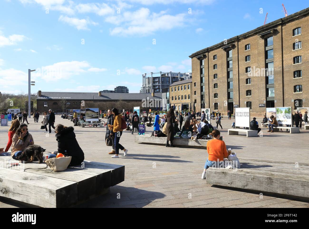 Granary Square a Kings Cross al sole delle prime sorgenti mentre le restrizioni di blocco di Covid si attenuano, nel nord di Londra, Regno Unito Foto Stock