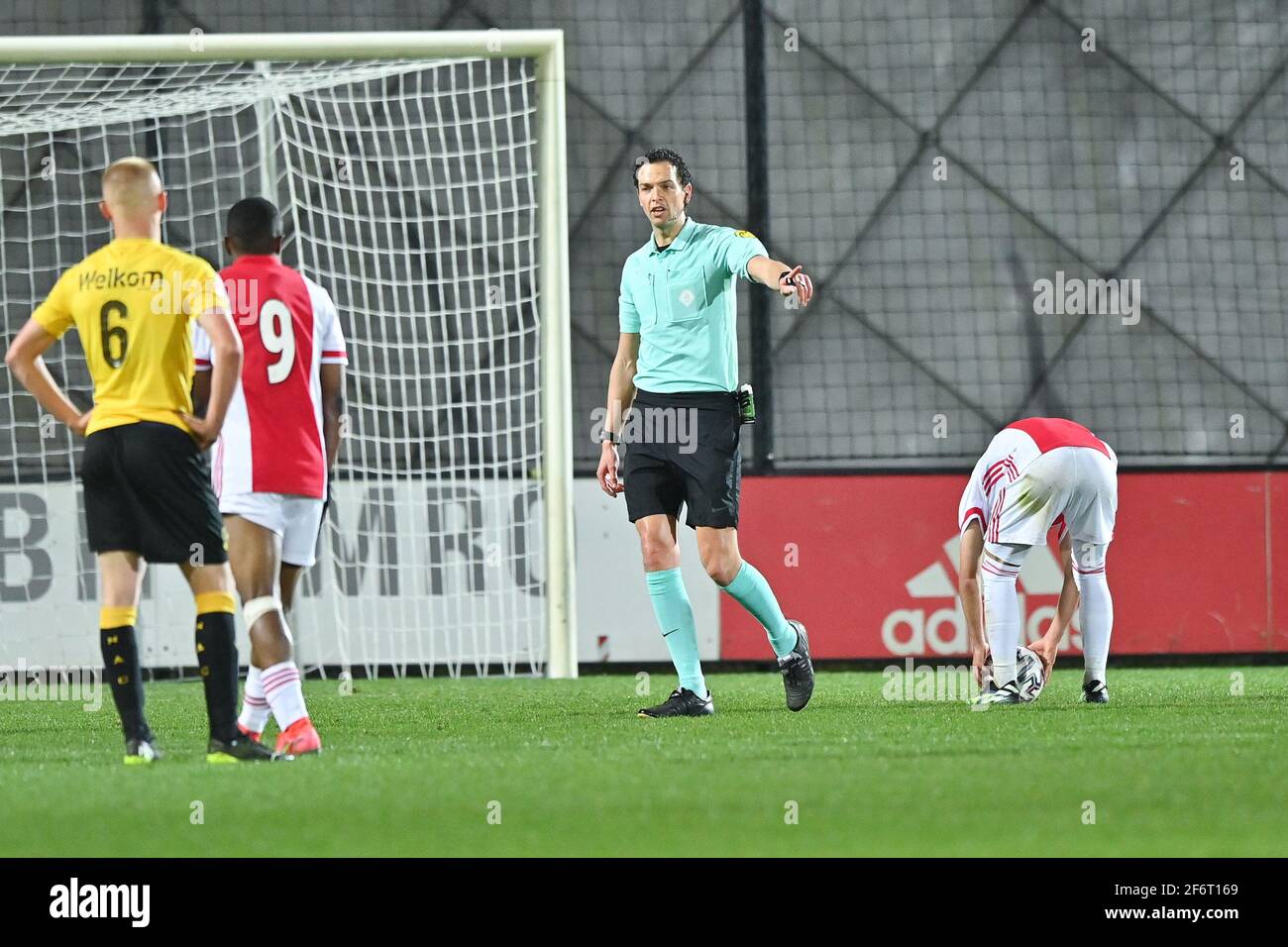 AMSTERDAM, PAESI BASSI - 2 APRILE: Arbitro Richard Martens durante la partita olandese di Keukenkampioendivision tra Ajax U23 e NAC Breda al De Toekomst Foto Stock