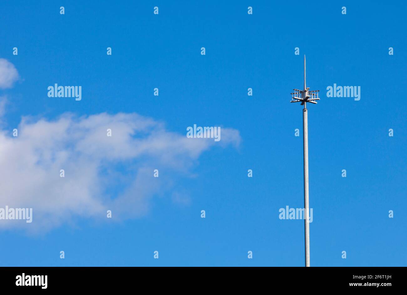 Barra luminosa PDC con emissione di streamer precoce. Cielo blu con sfondo nuvoloso di chiusura. Foto Stock
